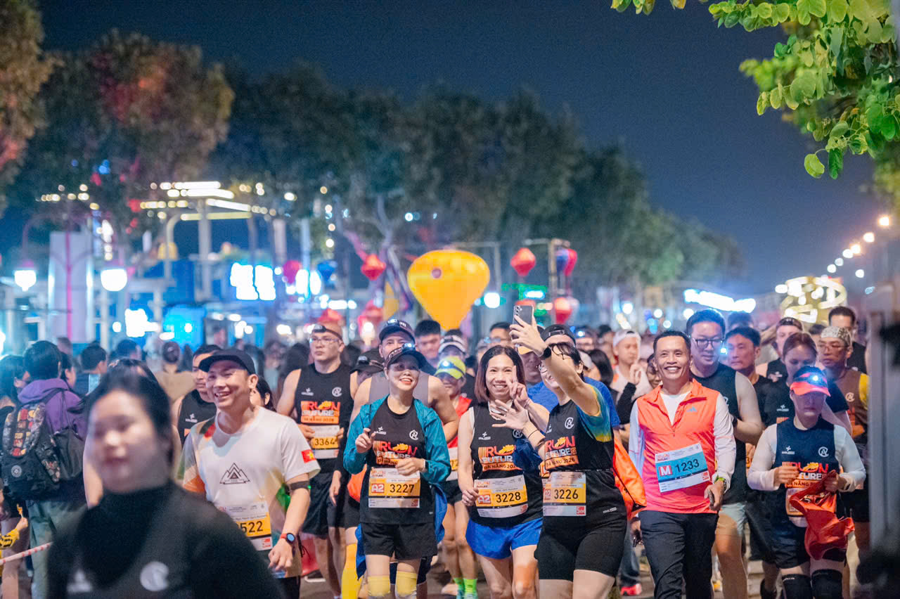 Hàng nghìn người tham gia giải chạy đêm “Thắp sáng sông Hàn – Chạy đến tương lai” chào năm mới 2026