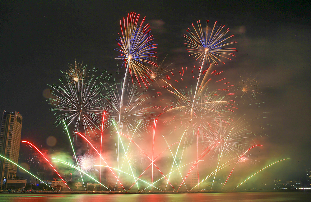 Video: Hàn Quốc kể câu chuyện bằng ánh sáng, đậm chất điện ảnh mang tên "vũ điệu rồng bay"