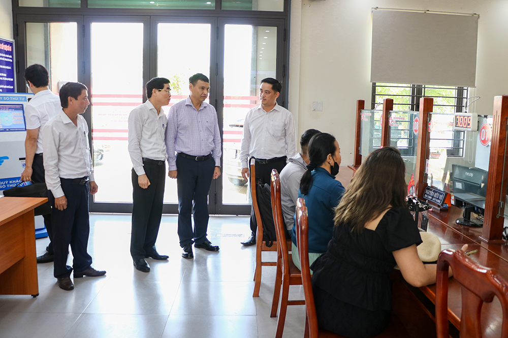 Phó Chủ tịch Thường trực UBND thành phố Hồ Kỳ Minh kiểm tra hoạt động của Trung tâm Phục vụ Hành chính công xã Bà Nà