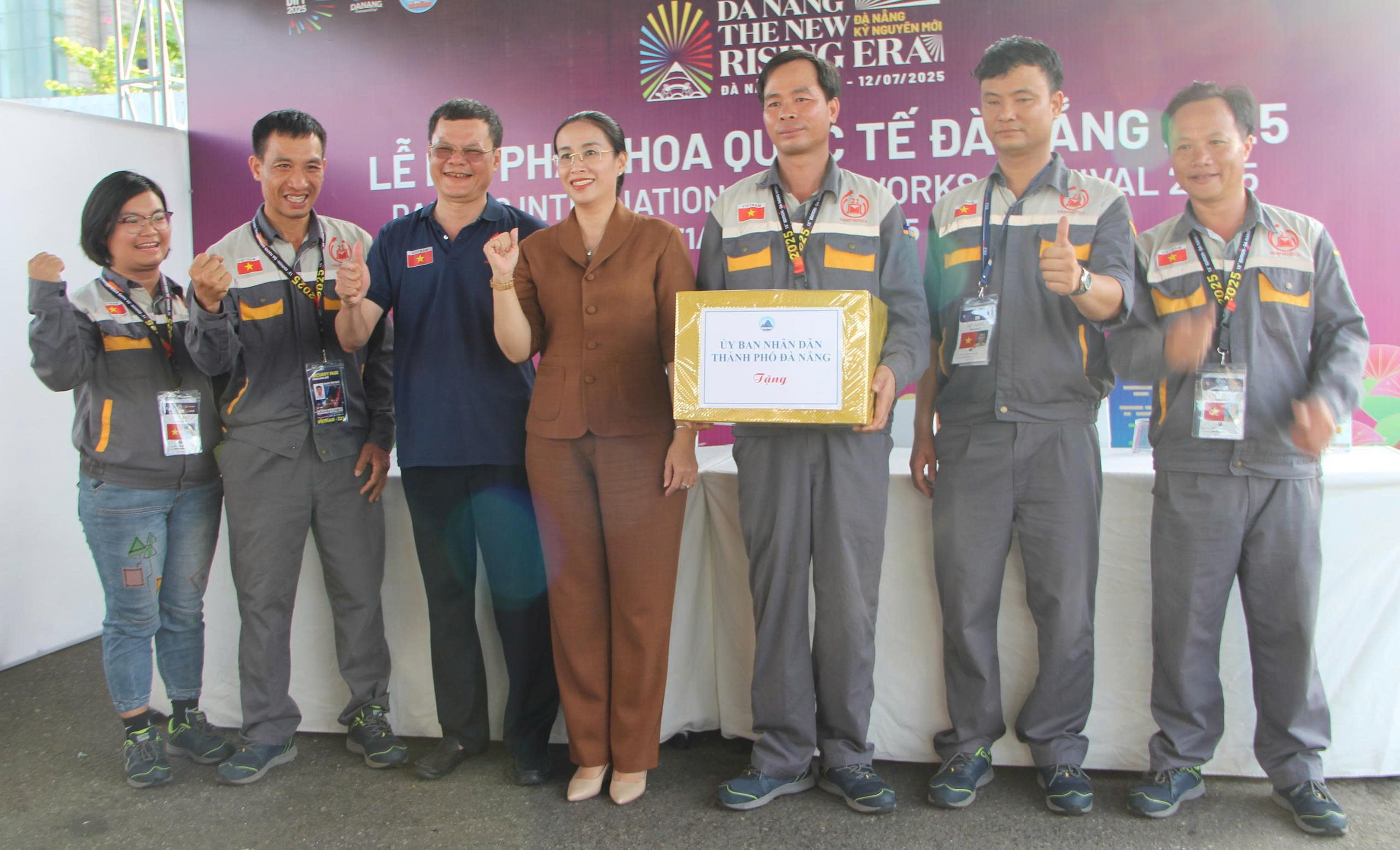 Phó Chủ tịch UBND thành phố Nguyễn Thị Anh Thi thăm, động viên hai đội trước đêm chung kết DIFF 2025