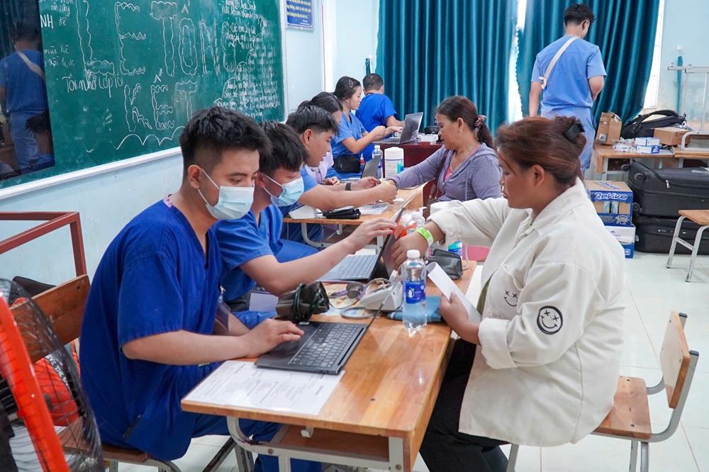 Khám, chữa bệnh cho hơn 1.000 người dân xã Bến Giằng