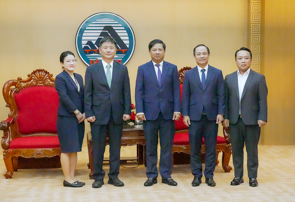 Chủ tịch UBND thành phố Lương Nguyễn Minh Triết tiếp ông Kang Boosung - Tổng Lãnh sự Hàn Quốc tại Đà Nẵng chào kết thúc nhiệm kỳ