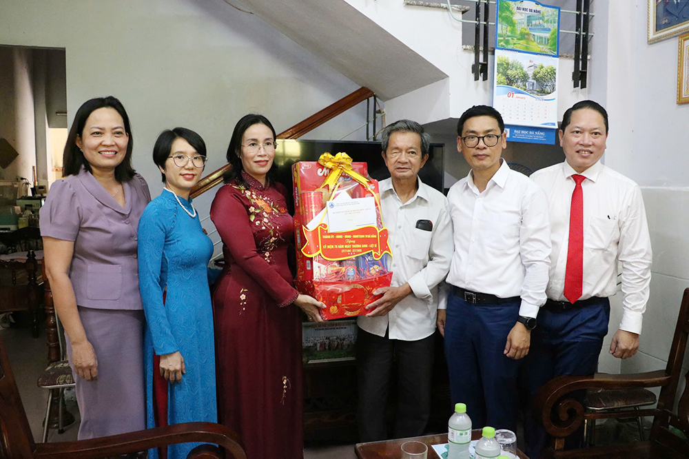 Phó Chủ tịch UBND thành phố Nguyễn Thị Anh Thi thăm người có công tại phường An Hải