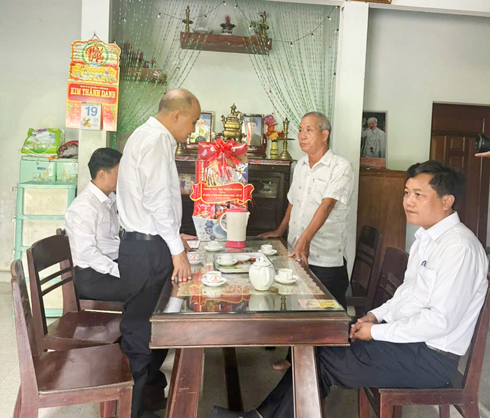 Phó Chủ tịch UBND thành phố Lê Quang Nam thăm, tặng quà gia đình chính sách tại xã Duy Xuyên