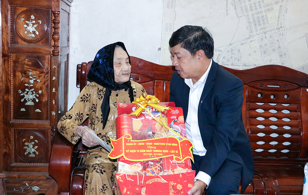 Chủ tịch UBND thành phố Lương Nguyễn Minh Triết thăm Mẹ Việt Nam anh hùng