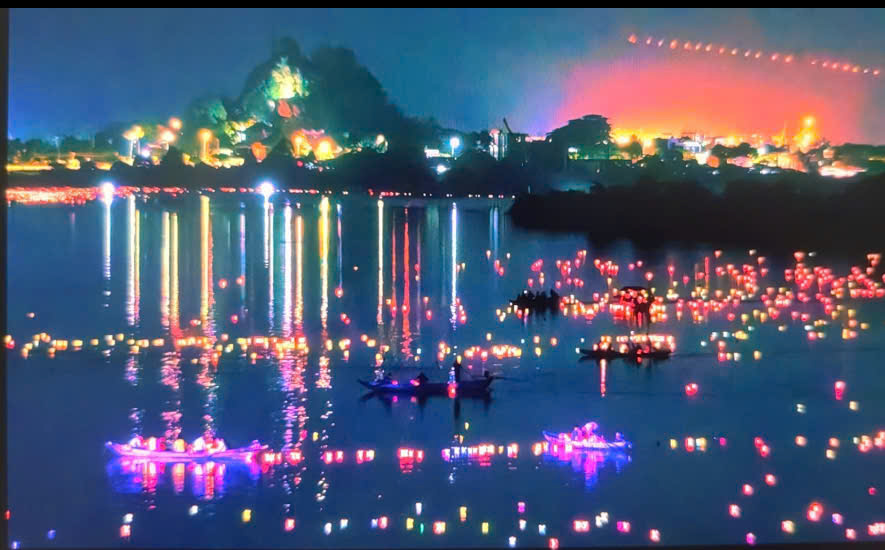 Rực sáng hoa đăng tri ân trên dòng Cu Đê