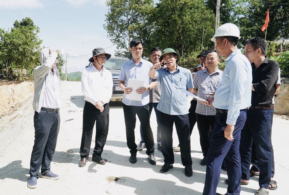 Phó Chủ tịch  Trấn Anh Tuấn kiểm tra thực tế địa điểm xây dựng trường tại các xã biên giới