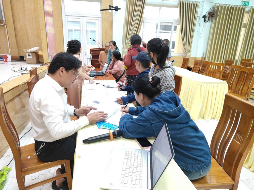 Hải Vân: Làm hết việc chứ không làm hết giờ, tận tình chi trả tiền trợ cấp cho người dân