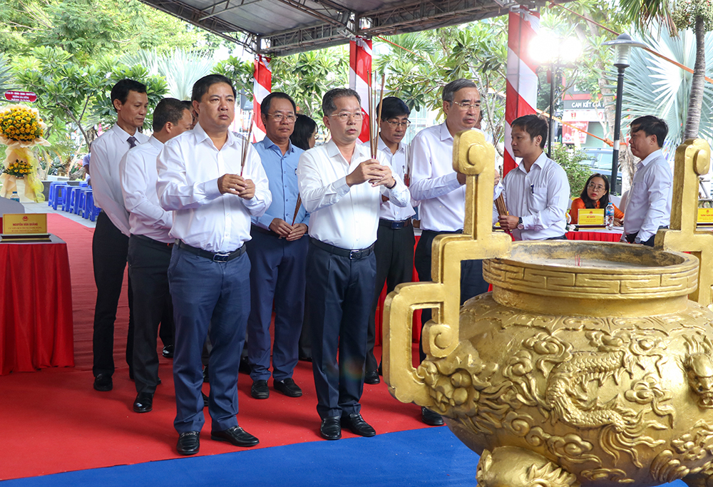 Lãnh đạo thành phố dâng hương tưởng niệm các anh hùng, nghĩa sĩ