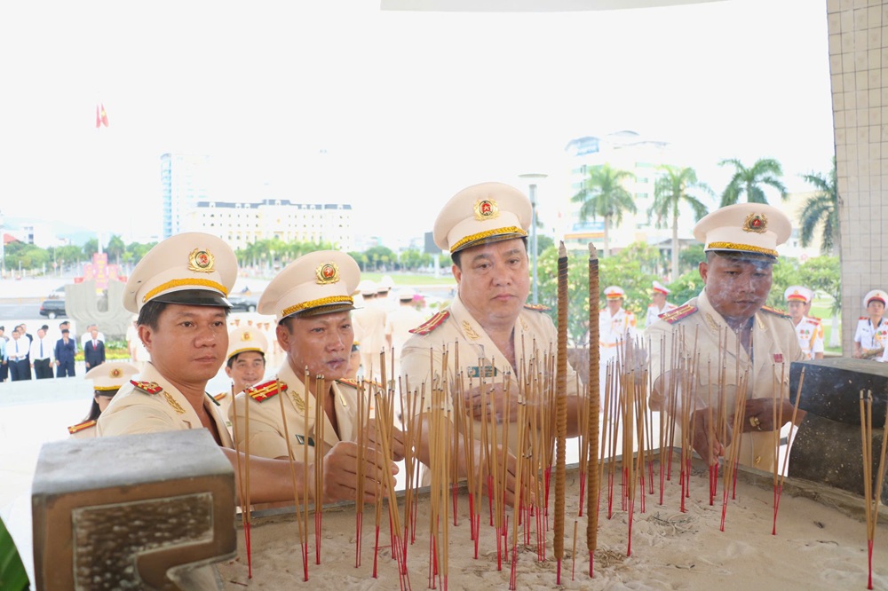 Lãnh đạo thành phố và lực lượng Công an thành phố dâng hương các anh hùng liệt sĩ