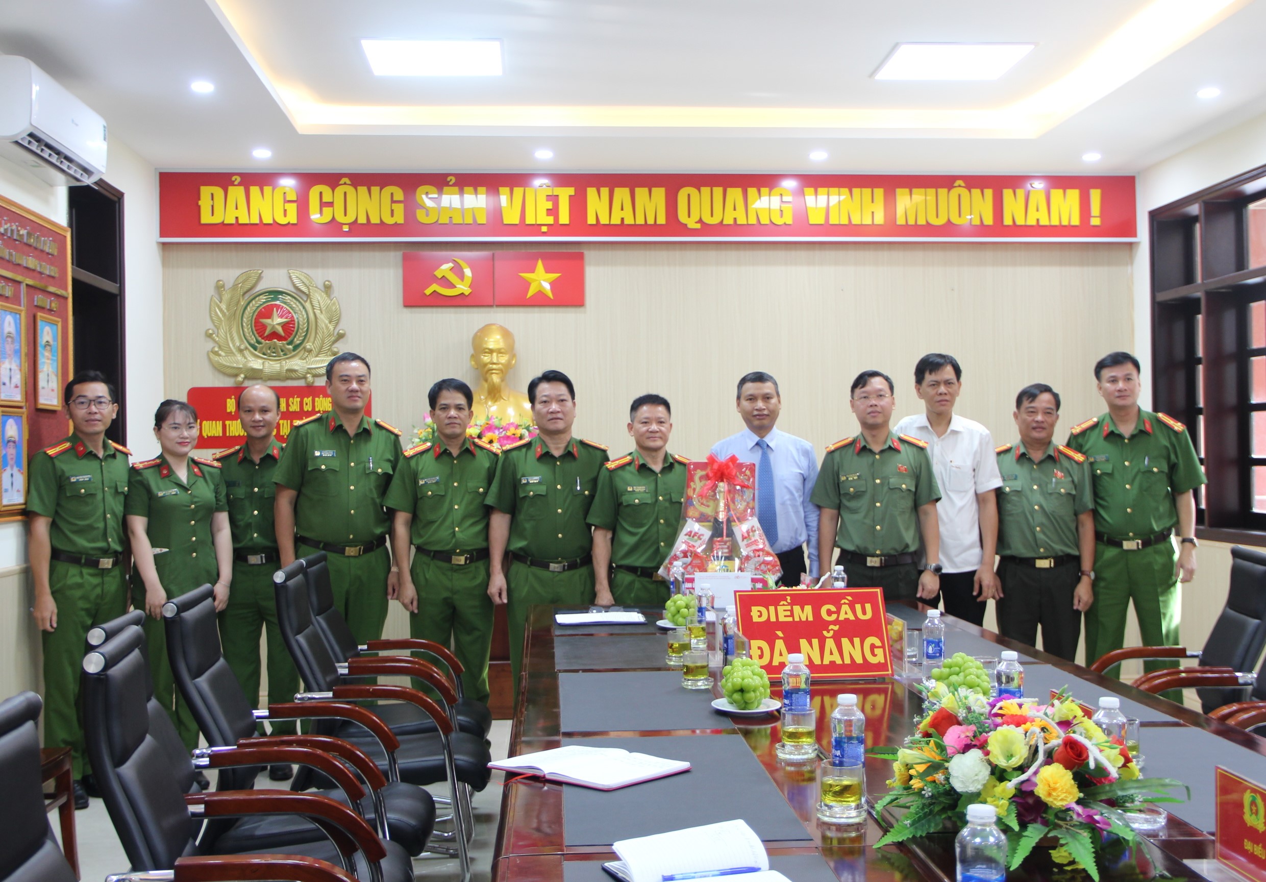 Phó Chủ tịch Thường trực UBND thành phố Hồ Kỳ Minh thăm, chúc mừng các đơn vị nhân Ngày truyền thống Công an nhân dân