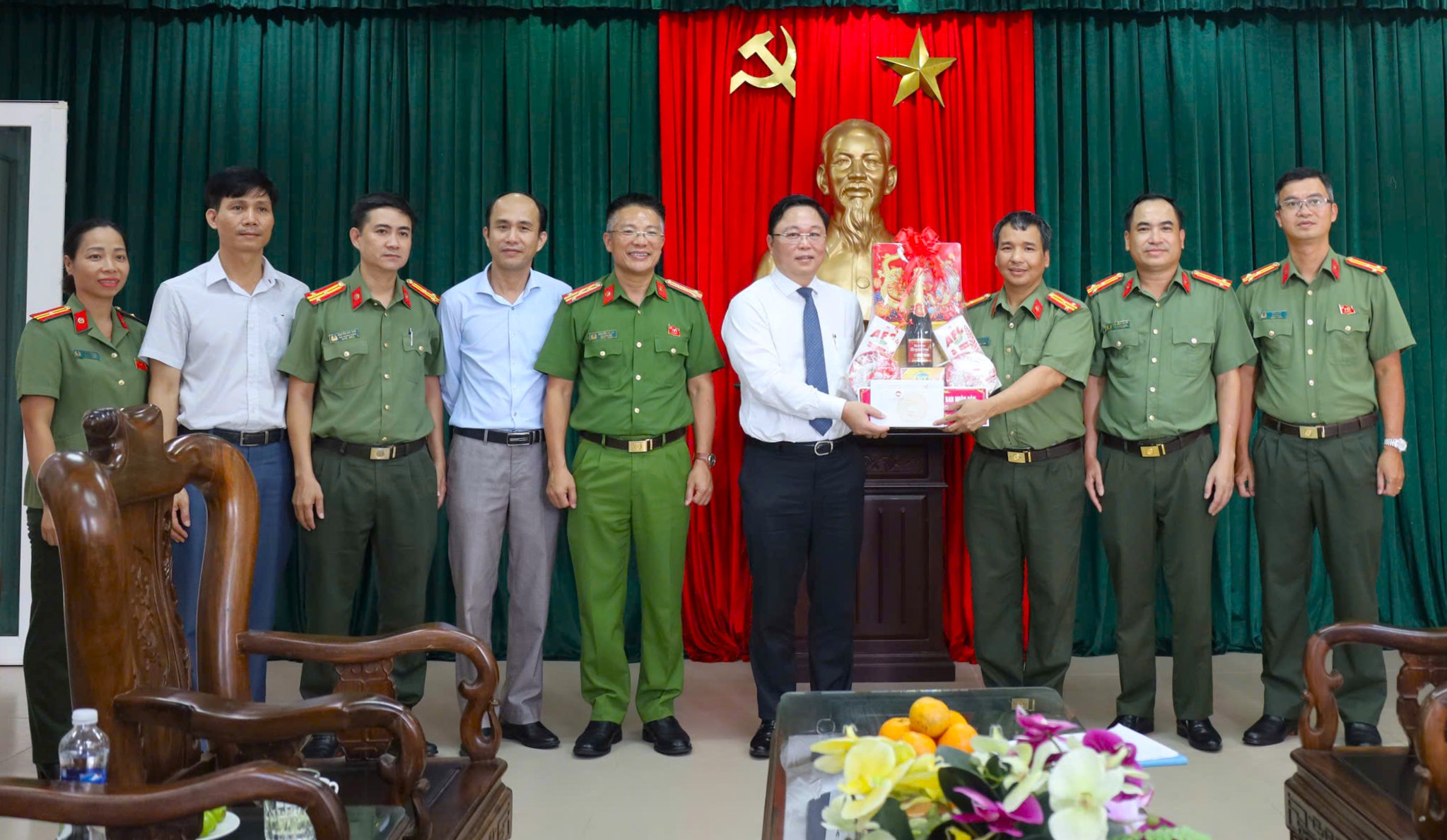 Chủ tịch Ủy ban MTTQ Việt Nam thành phố thăm, chúc mừng các đơn vị của Bộ Công an tại Đà Nẵng