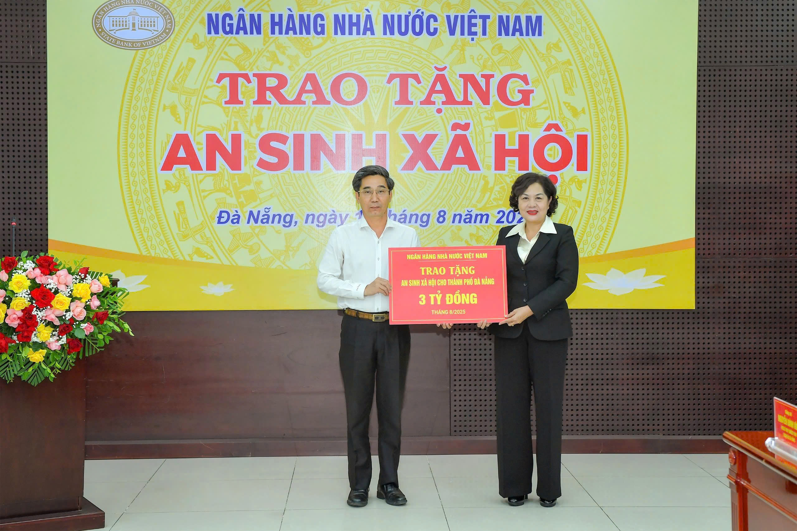 Ngân hàng Nhà nước trao tặng 10 tỷ đồng thực hiện an sinh xã hội cho Đà Nẵng, Huế và Quảng Ngãi