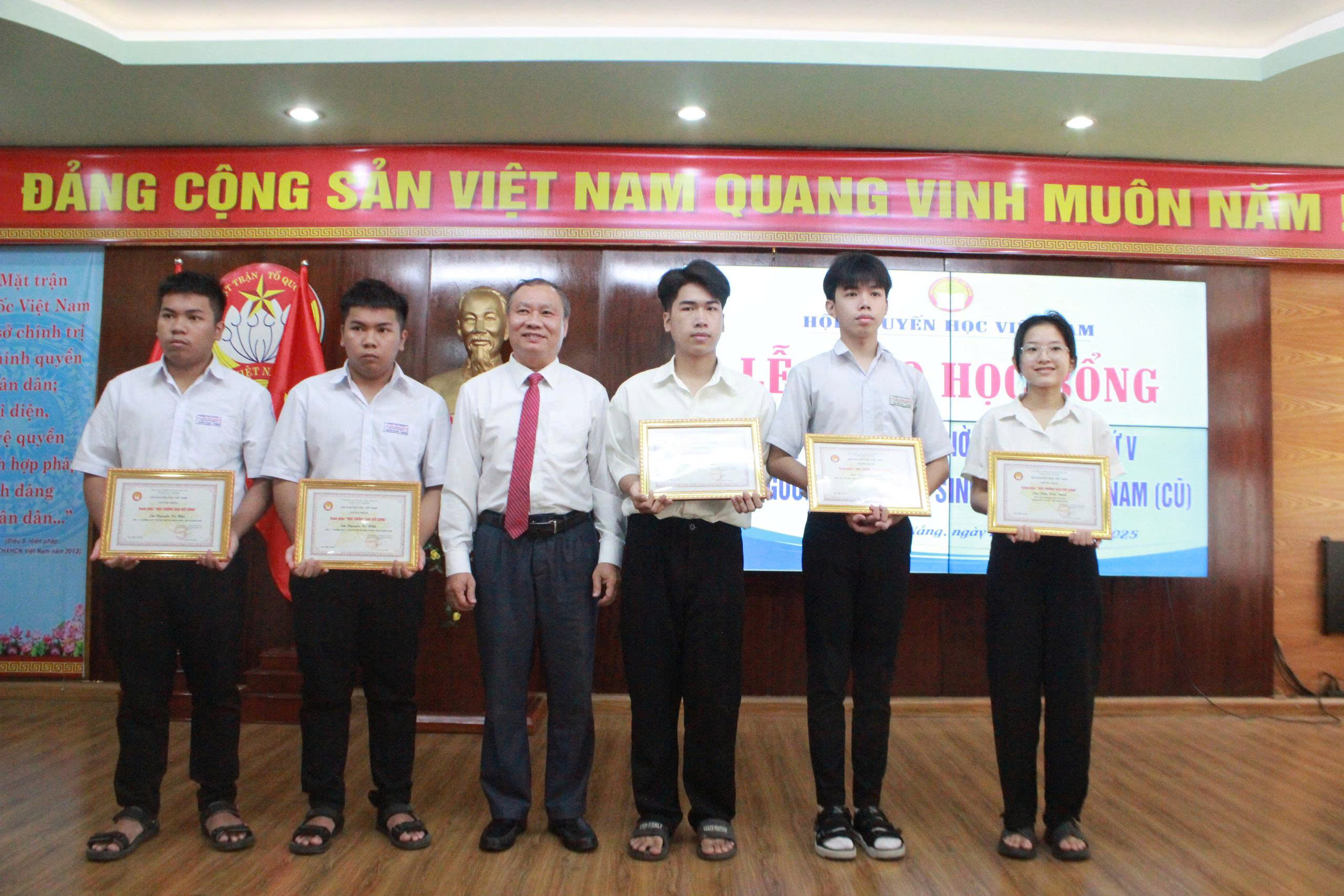 Trao 25 suất học bổng cho các cá nhân tiêu biểu trong phong trào “Học không bao giờ cùng”