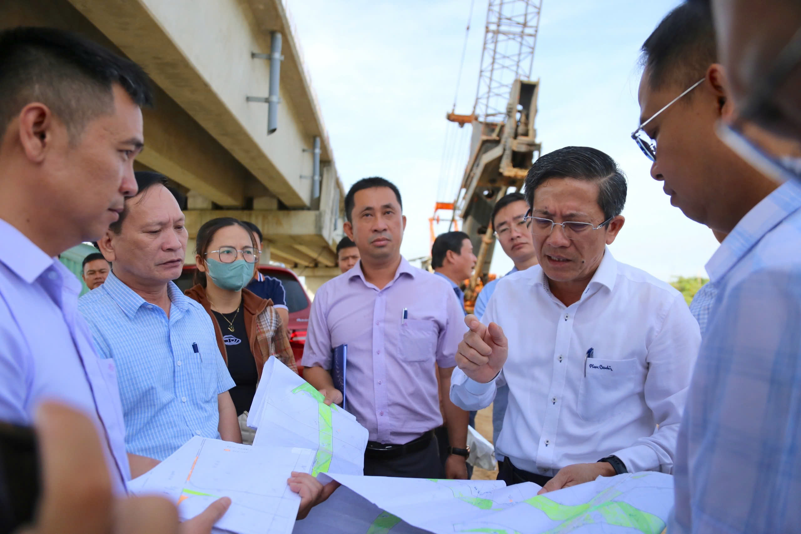 Phó Chủ tịch UBND thành phố Trần Nam Hưng kiểm tra các dự án đầu tư công chậm tiến độ tại các xã phía nam