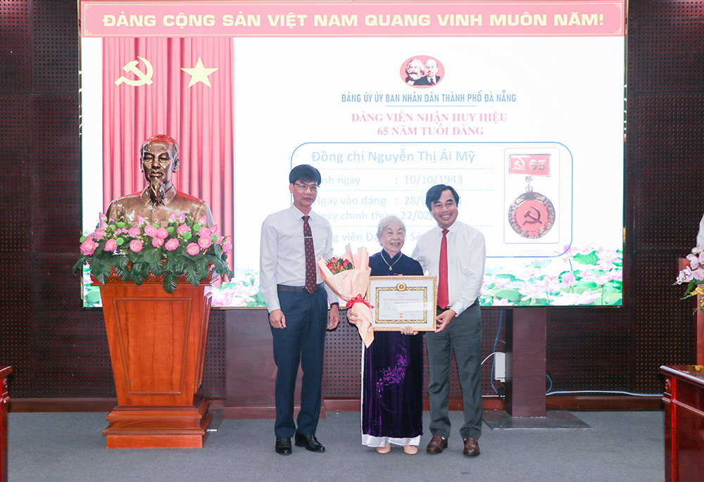 Đảng ủy UBND thành phố trao tặng huy hiệu Đảng đợt 2-9 cho 22 đảng viên