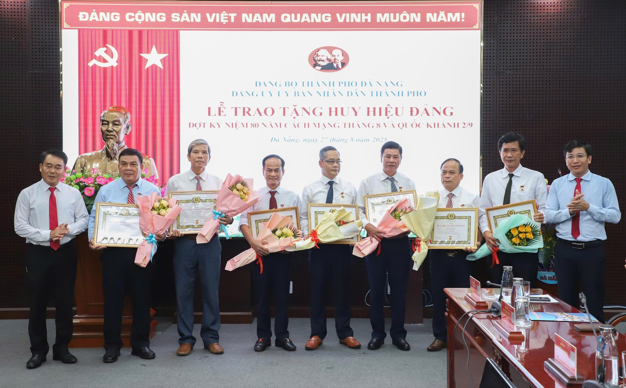 Đảng ủy Ủy ban nhân dân thành phố - Trao Huy hiệu Đảng đợt 02/9/2025 cho 22 đảng viên “Ghi nhận những đóng góp bền bỉ, lan tỏa giá trị truyền thống cách mạng”