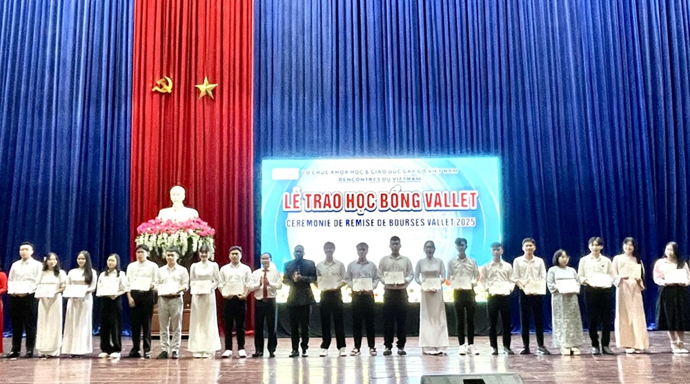 Trao hơn 4,5 tỷ đồng học bổng Vallet cho học sinh, sinh viên xuất sắc miền Trung