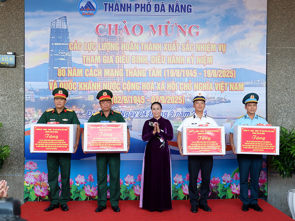 Lãnh đạo thành phố đón, động viên lực lượng hoàn thành xuất sắc nhiệm vụ tham gia diễu binh, diễu hành