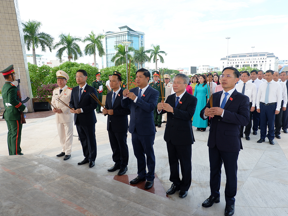 Lãnh đạo thành phố dâng hương tại Đài tưởng niệm thành phố