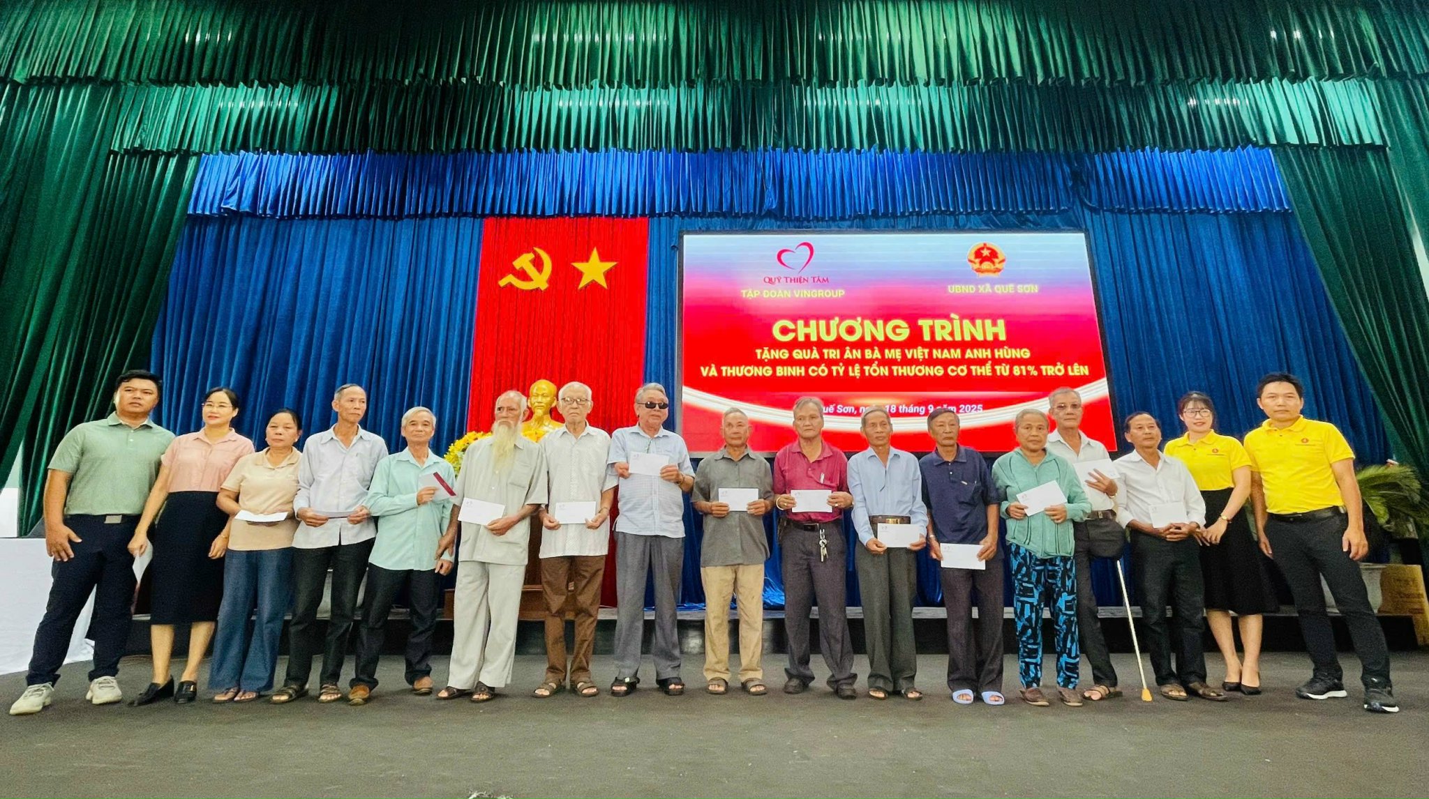 Xã Quế Sơn tặng quà, tri ân Mẹ Việt Nam Anh hùng và thương binh nặng