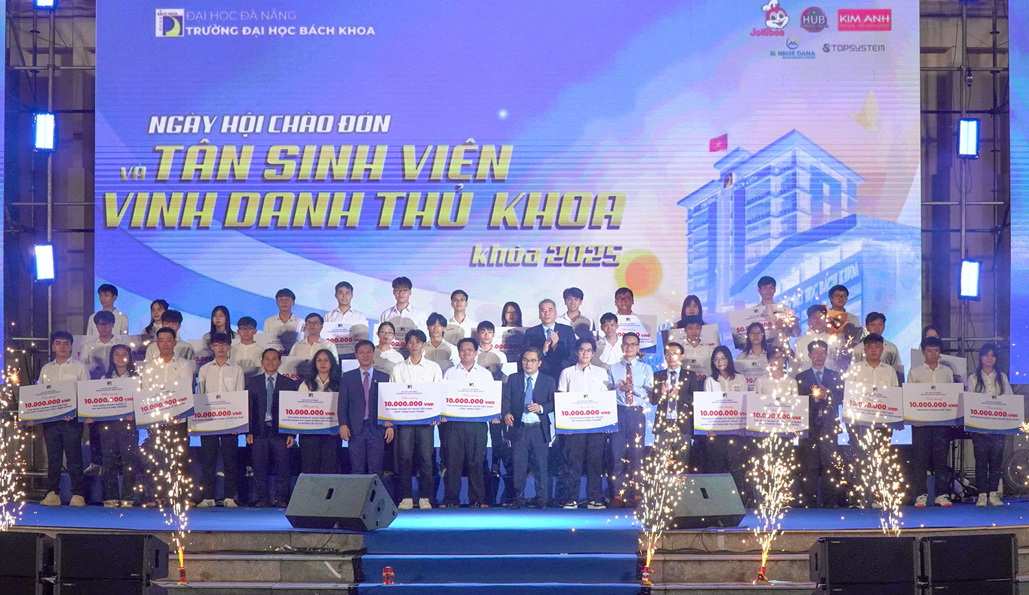 Trường Đại học Bách khoa Đà Nẵng trao gần 130 triệu đồng học bổng cho các tân thủ khoa