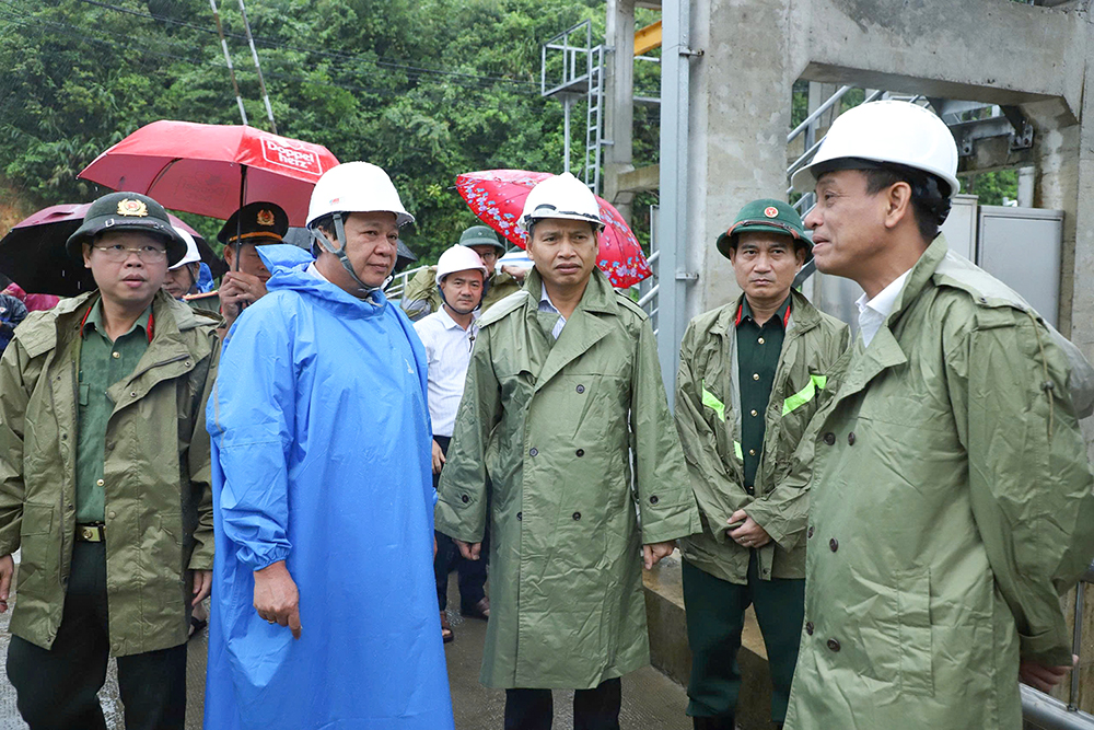 Phó Chủ tịch Thường trực UBND thành phố Hồ Kỳ Minh kiểm tra thực tế công tác phòng, chống bão số 10