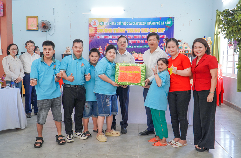 Bí thư Thành ủy Lương Nguyễn Minh Triết thăm, tặng quà Trung tâm Bảo trợ nạn nhân chất độc da cam và trẻ em bất hạnh Đà Nẵng