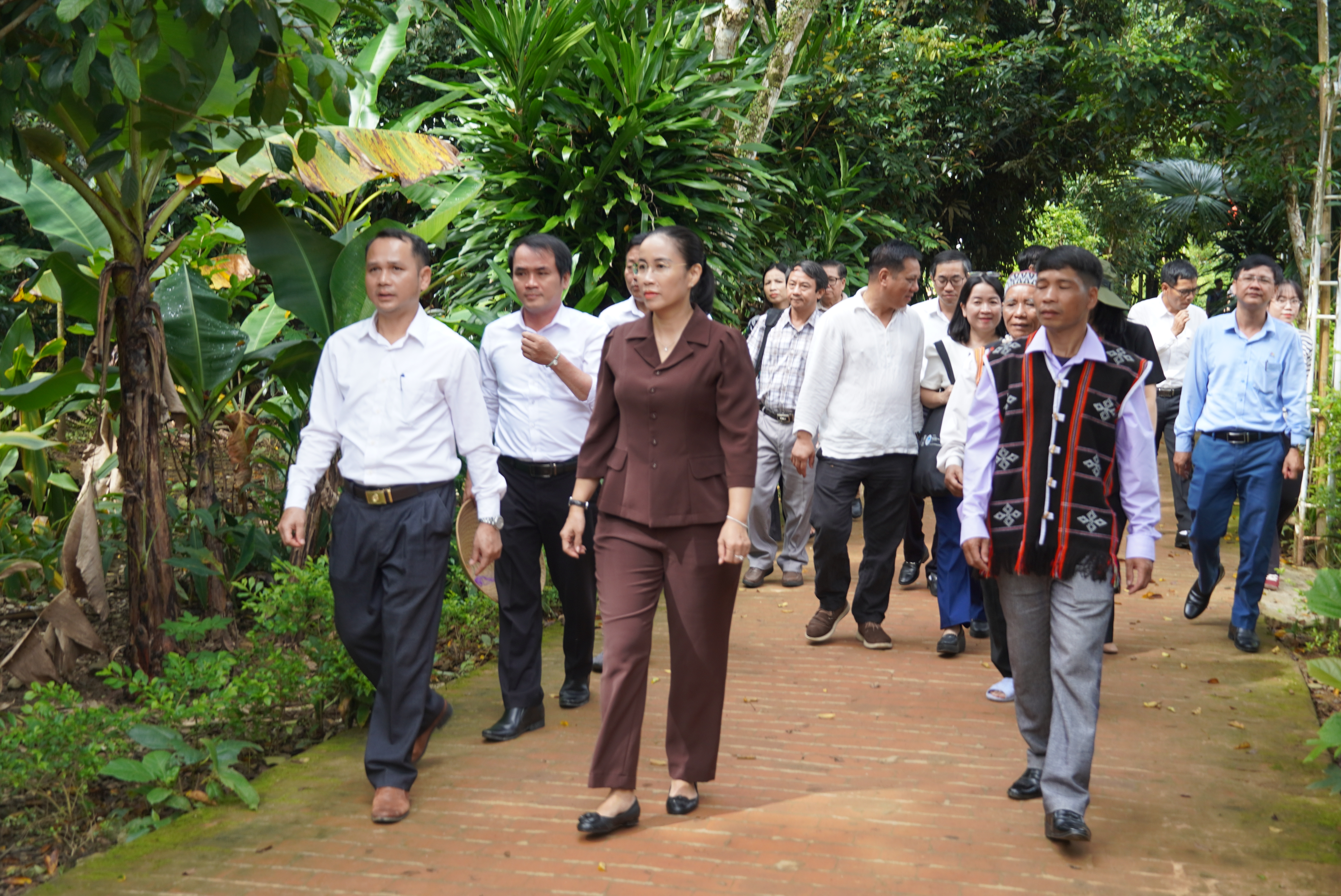 Phó Chủ tịch UBND thành phố Nguyễn Thị Anh Thi khảo sát các điểm du lịch cộng đồng