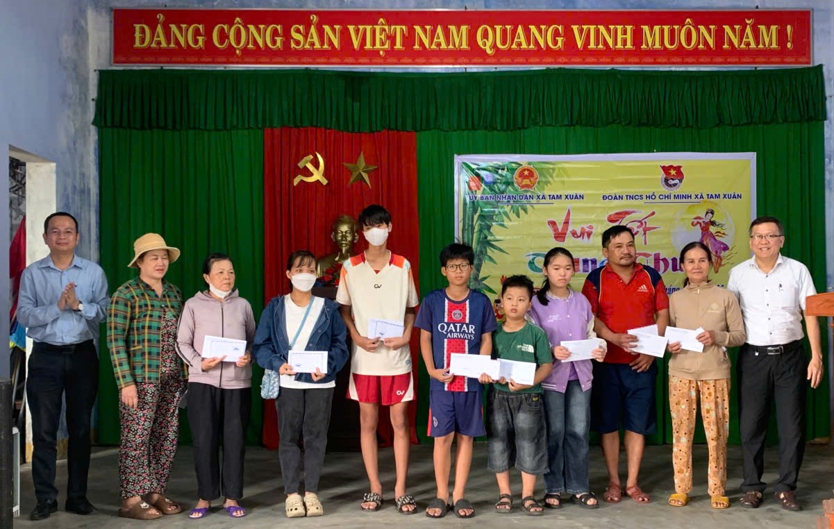 Xã Tam Xuân tổ chức vui tết Trung thu cho trẻ em đặc biệt khó khăn