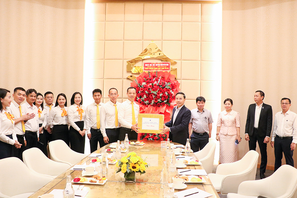 Chủ tịch UBND thành phố Phạm Đức Ấn thăm, chúc mừng doanh nghiệp nhân Ngày Doanh nhân Việt Nam