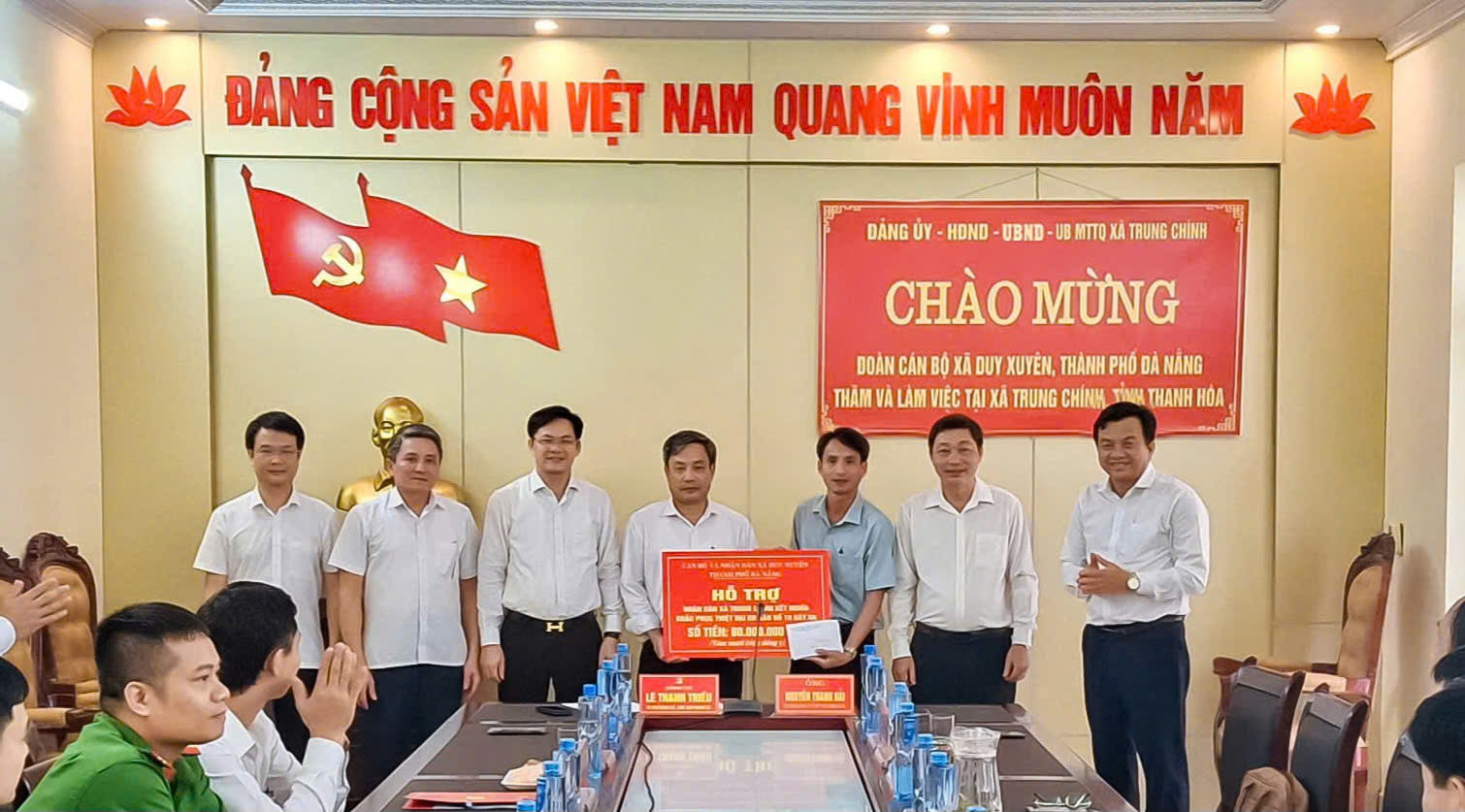 Xã Duy Xuyên hỗ trợ 341 triệu đồng cho 7 xã tỉnh Thanh Hóa khắc phục hậu quả bão số 10