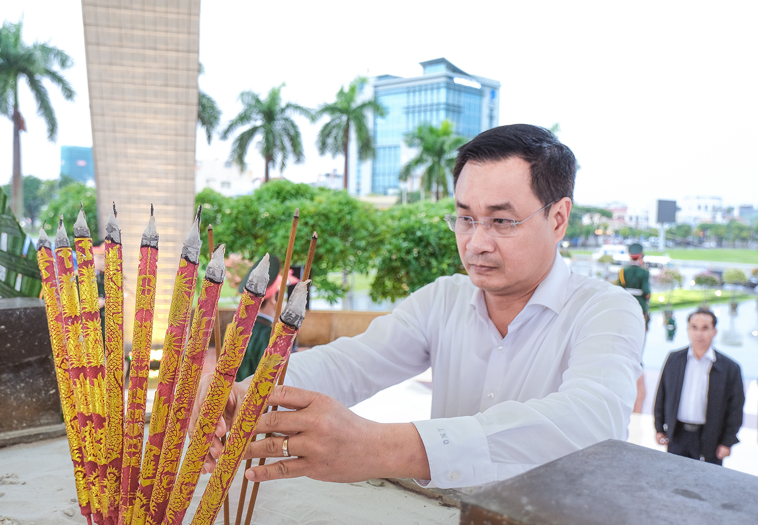 Bí thư Thành ủy Lê Ngọc Quang dâng hương tưởng niệm tại nghĩa trang Liệt sĩ và di tích lịch sử