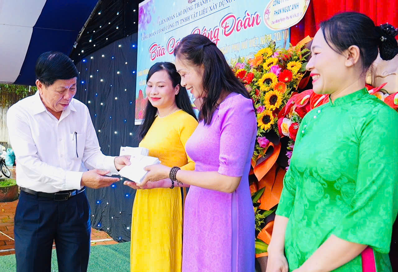 Một doanh nghiệp tại xã Thu Bồn tặng quà cho 100% lao động nữ