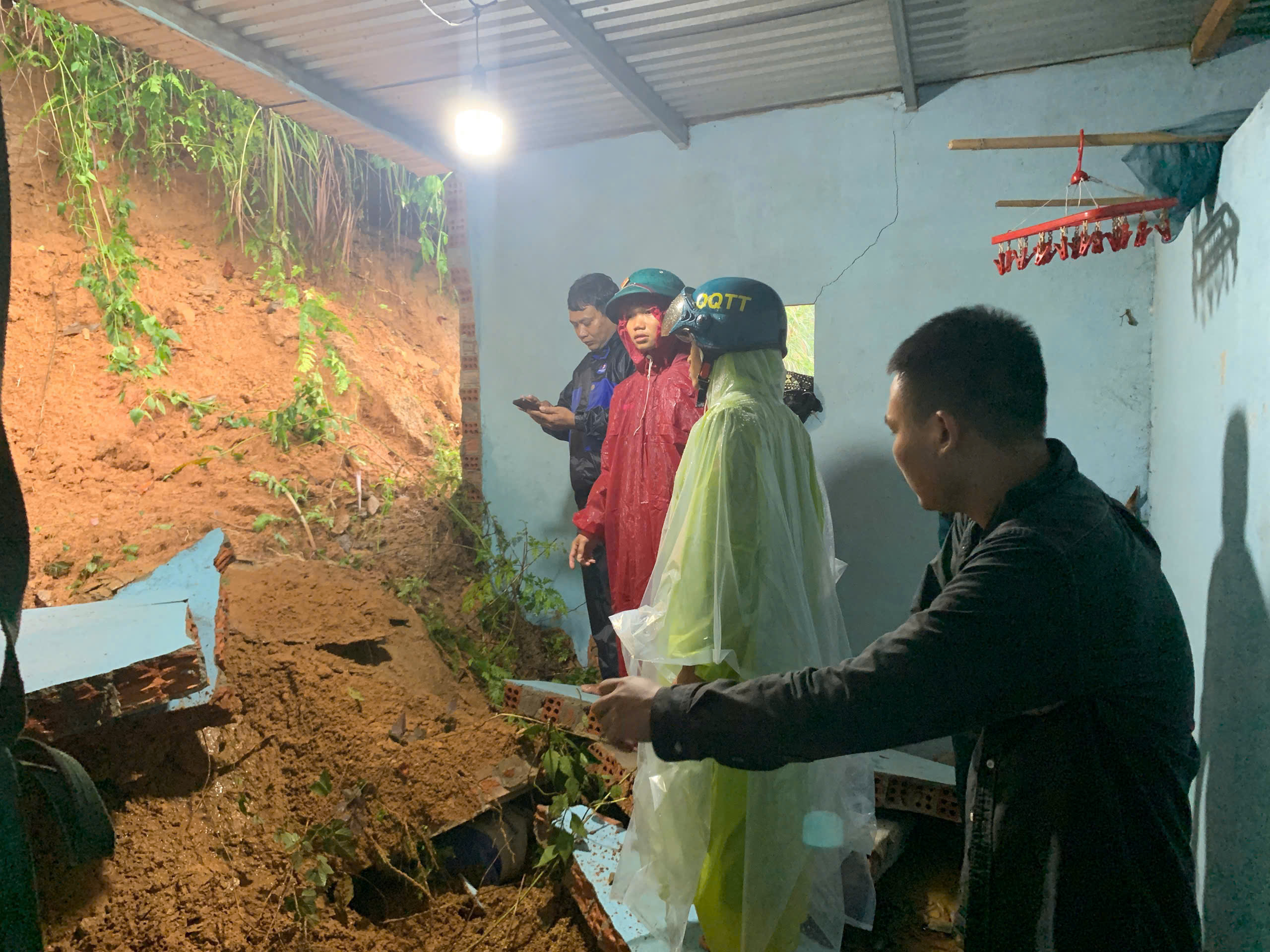 Xã Trà Đốc khẩn trương di dời 141 hộ với hơn 600 nhân khẩu trong vùng có nguy cơ sạt lở đến nơi an toàn