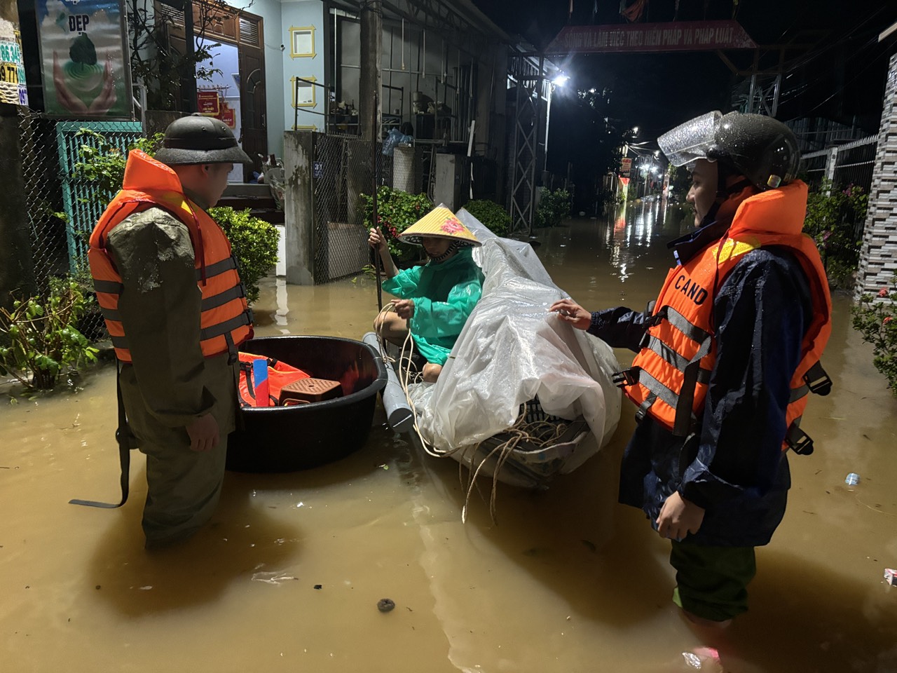 UBND thành phố yêu cầu tập trung ứng phó và khắc phục hậu quả do mưa lũ, sạt lở đất đá