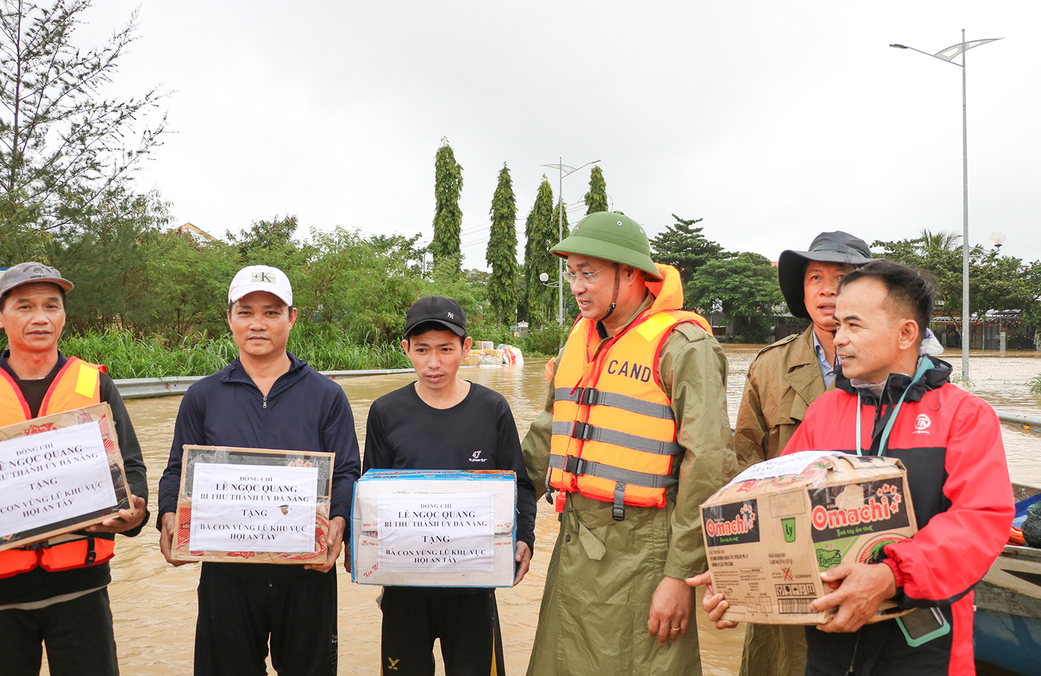 Video: Lãnh đạo thành phố sát cánh cùng người dân vùng lũ