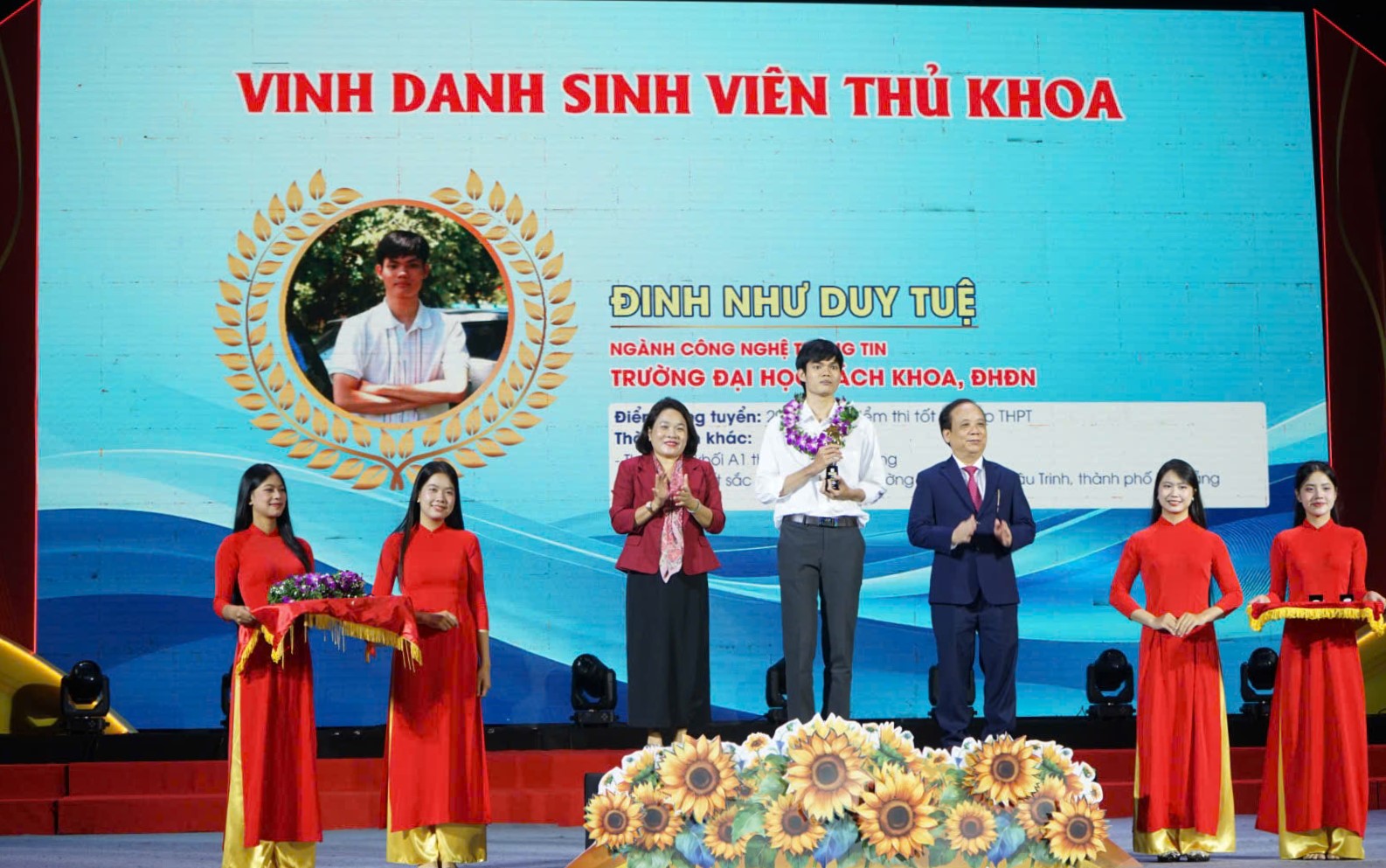 Đại học Đà Nẵng vinh danh thủ khoa và trao học bổng “Nâng bước sinh viên” năm 2025