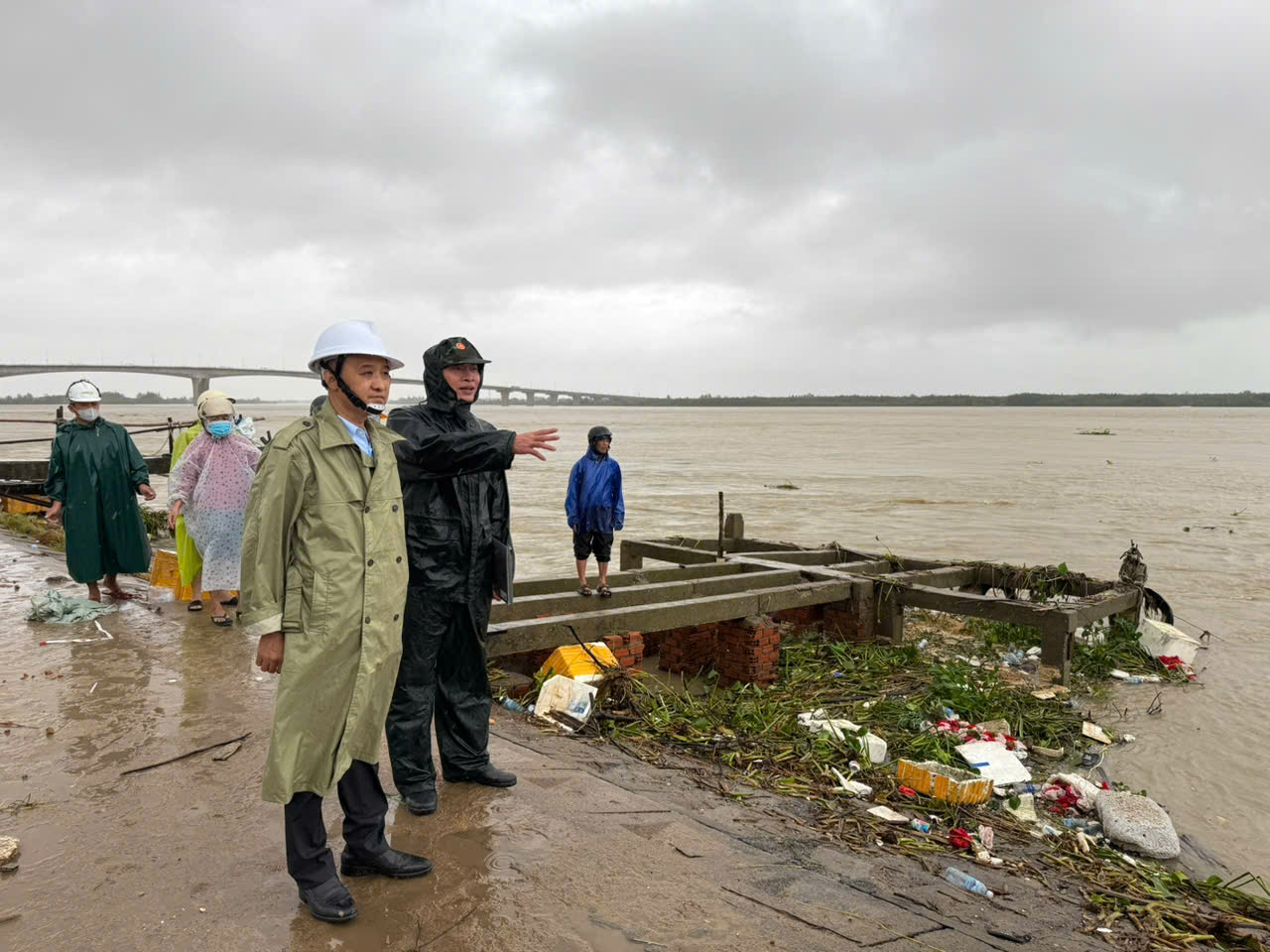 Phó Chủ tịch UBND thành phố Lê Quang Nam kiểm tra thực tế, chỉ đạo xử lý bờ kè sạt lở xã Duy Nghĩa, cửa sông Thu Bồn