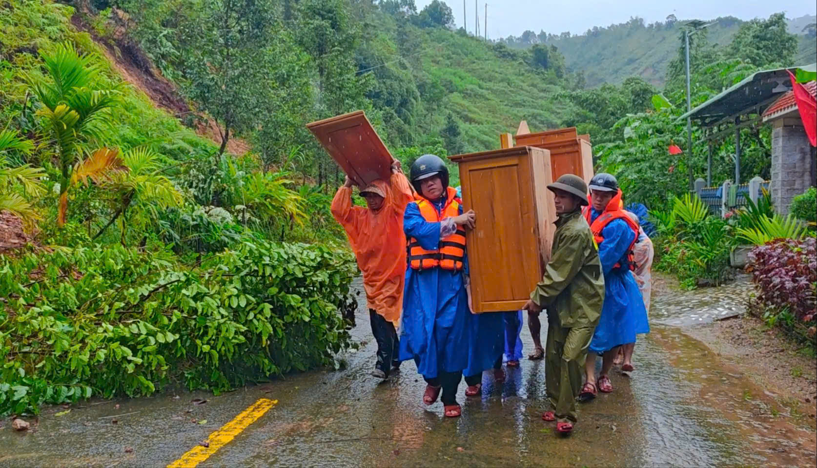 Xã Avương kịp thời di dời 19 hộ dân ra khỏi vùng sạt lở, ngập lụt