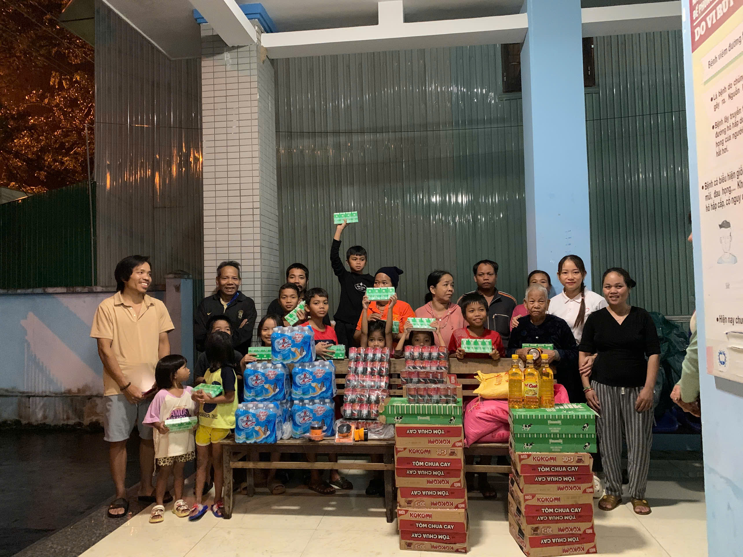 42 hộ dân xã Đông Giang bị cô lập được tiếp ứng lương thực