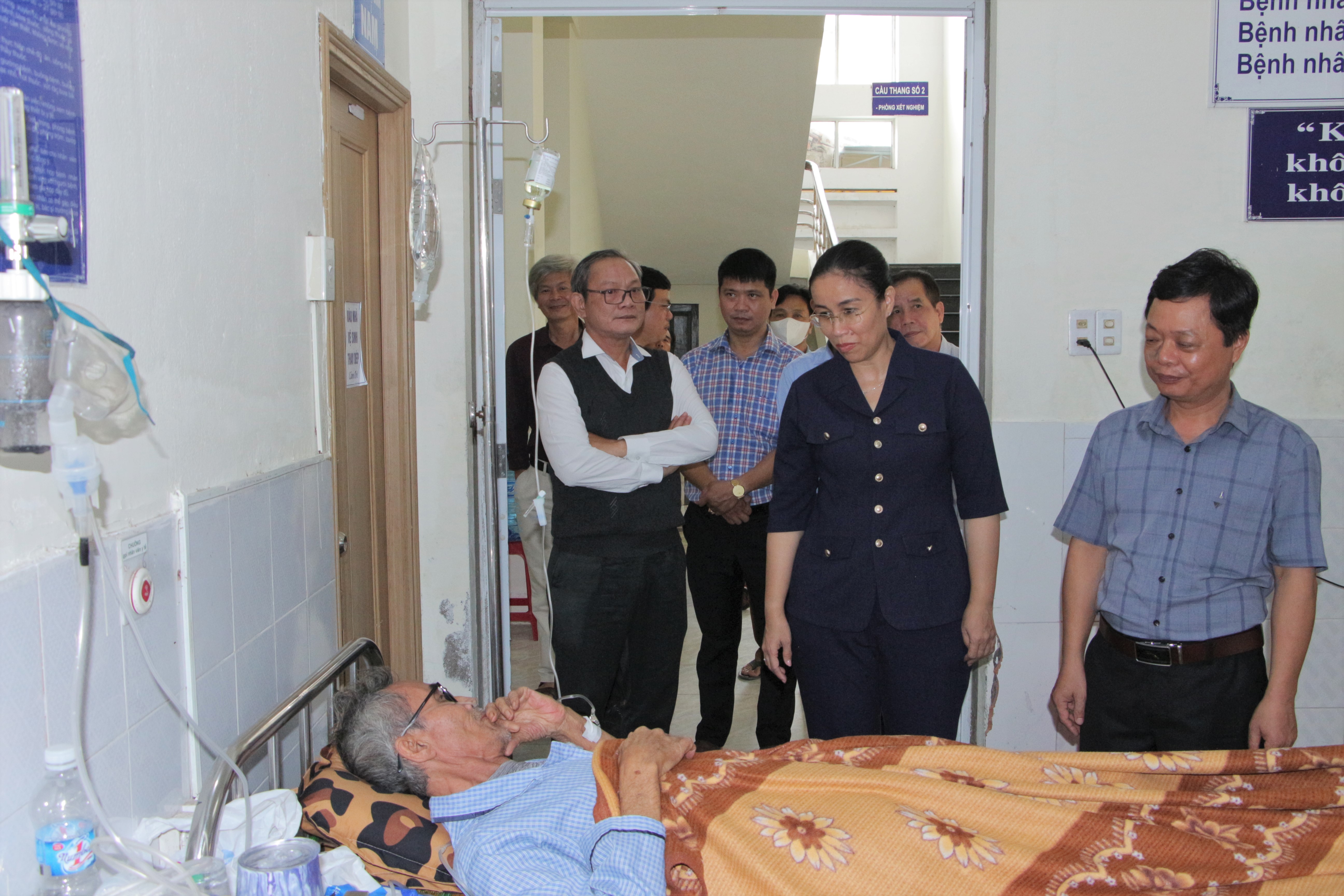 Phó Chủ tịch UBND thành phố Nguyễn Thị Anh Thi kiểm tra công tác khắc phục sau lũ tại các cơ sở y tế