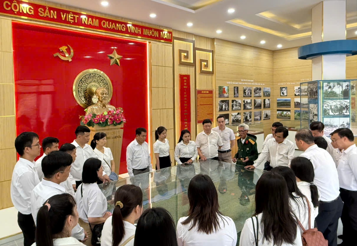 Chi bộ Cơ quan Đảng ủy UBND thành phố Đà Nẵng tổ chức hành trình “Về nguồn”