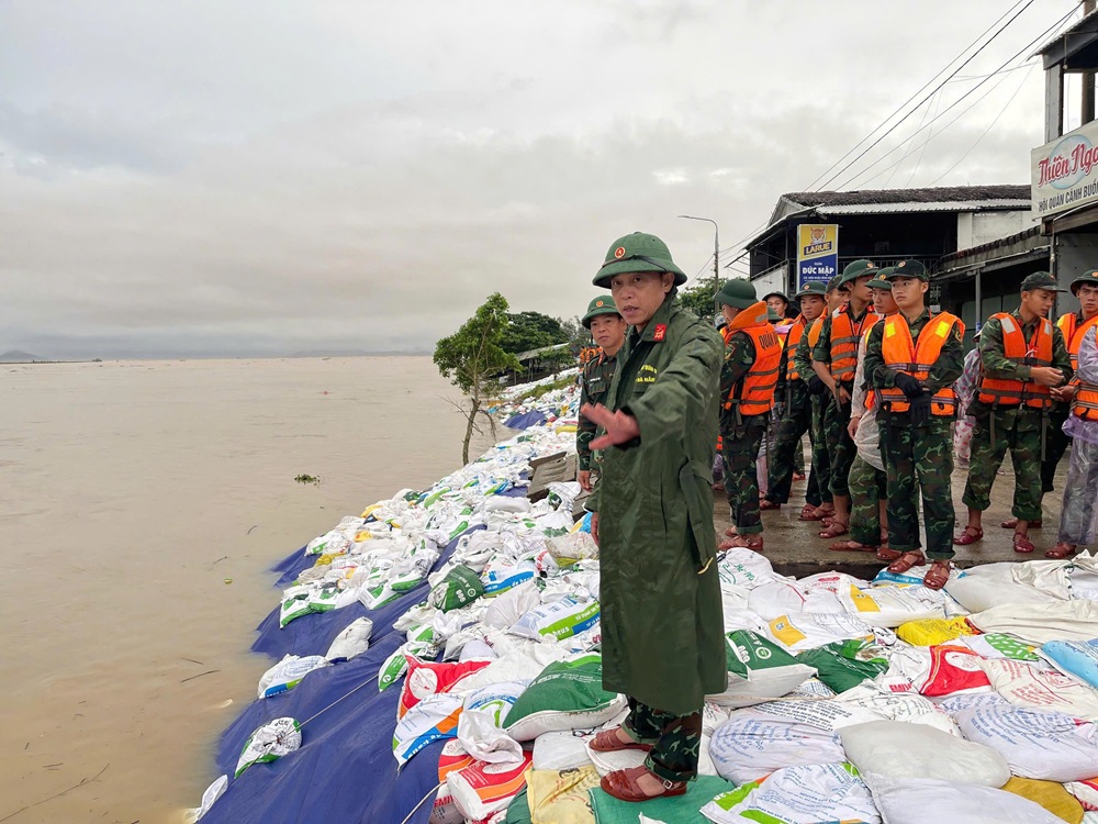 Khẩn trương gia cố các đoạn kè bị sạt lở, đảm bảo an toàn tính mạng và tài sản của nhân dân