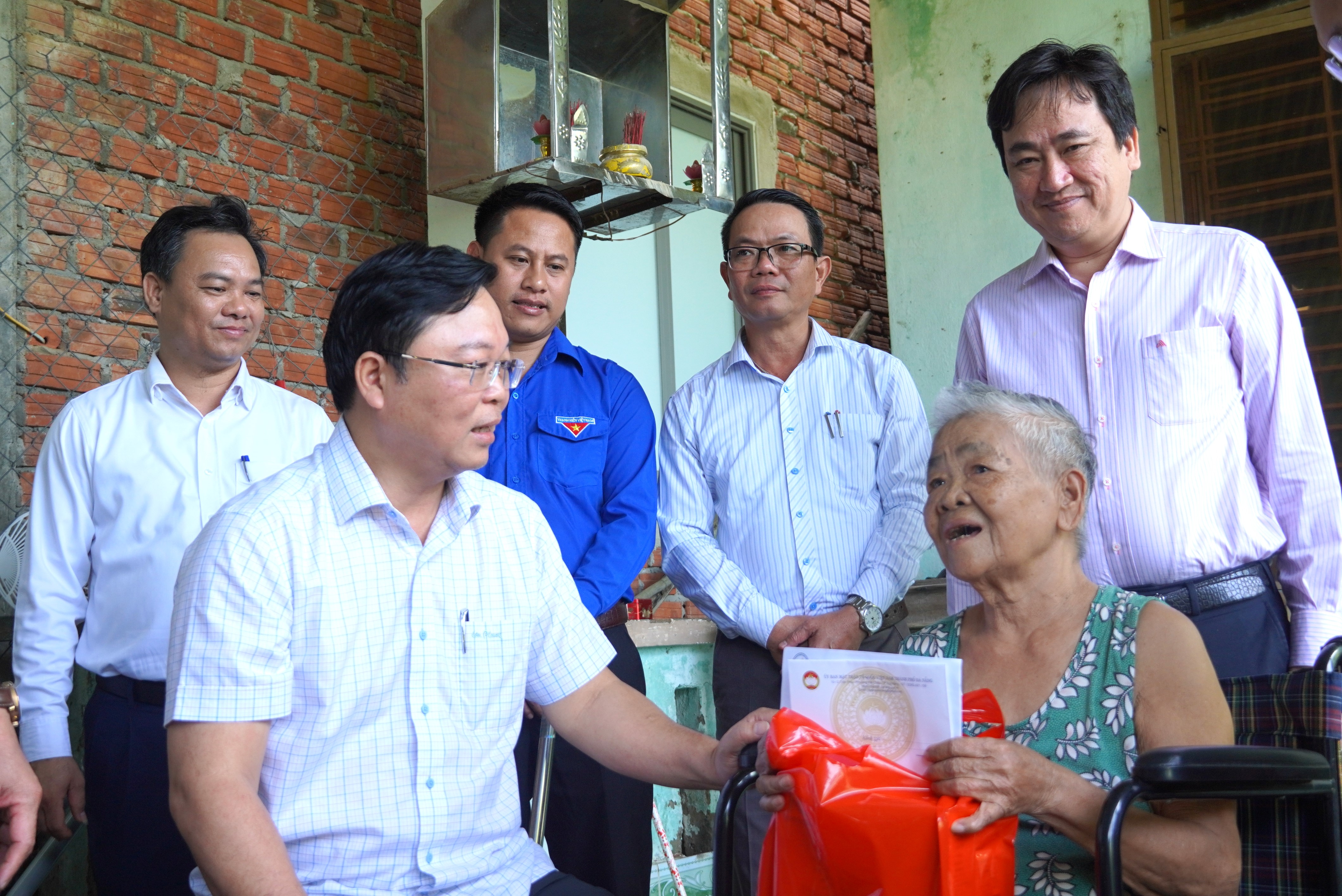 Chủ tịch Ủy ban MTTQ Việt Nam thành phố Lê Trí Thanh thăm, động viên Nhân dân sau mưa lũ