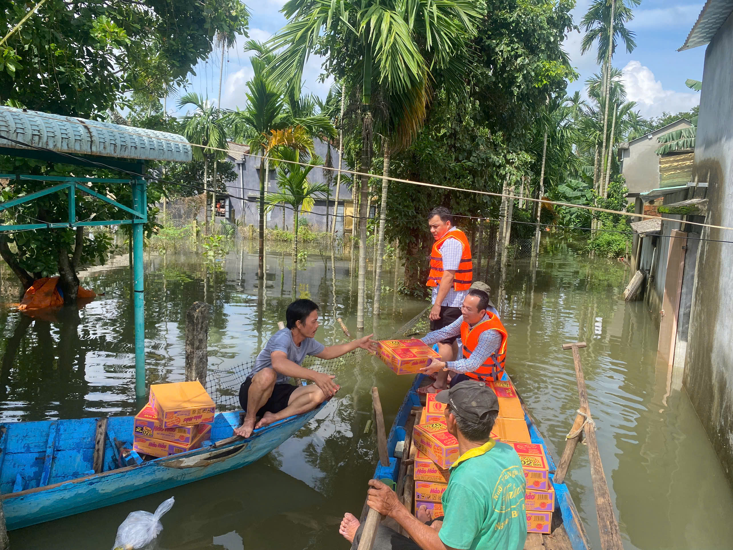 Xã Tam Xuân trao quà cho các hộ dân bị ngập lụt từ nguồn ngân sách hỗ trợ của thành phố (đợt 1)