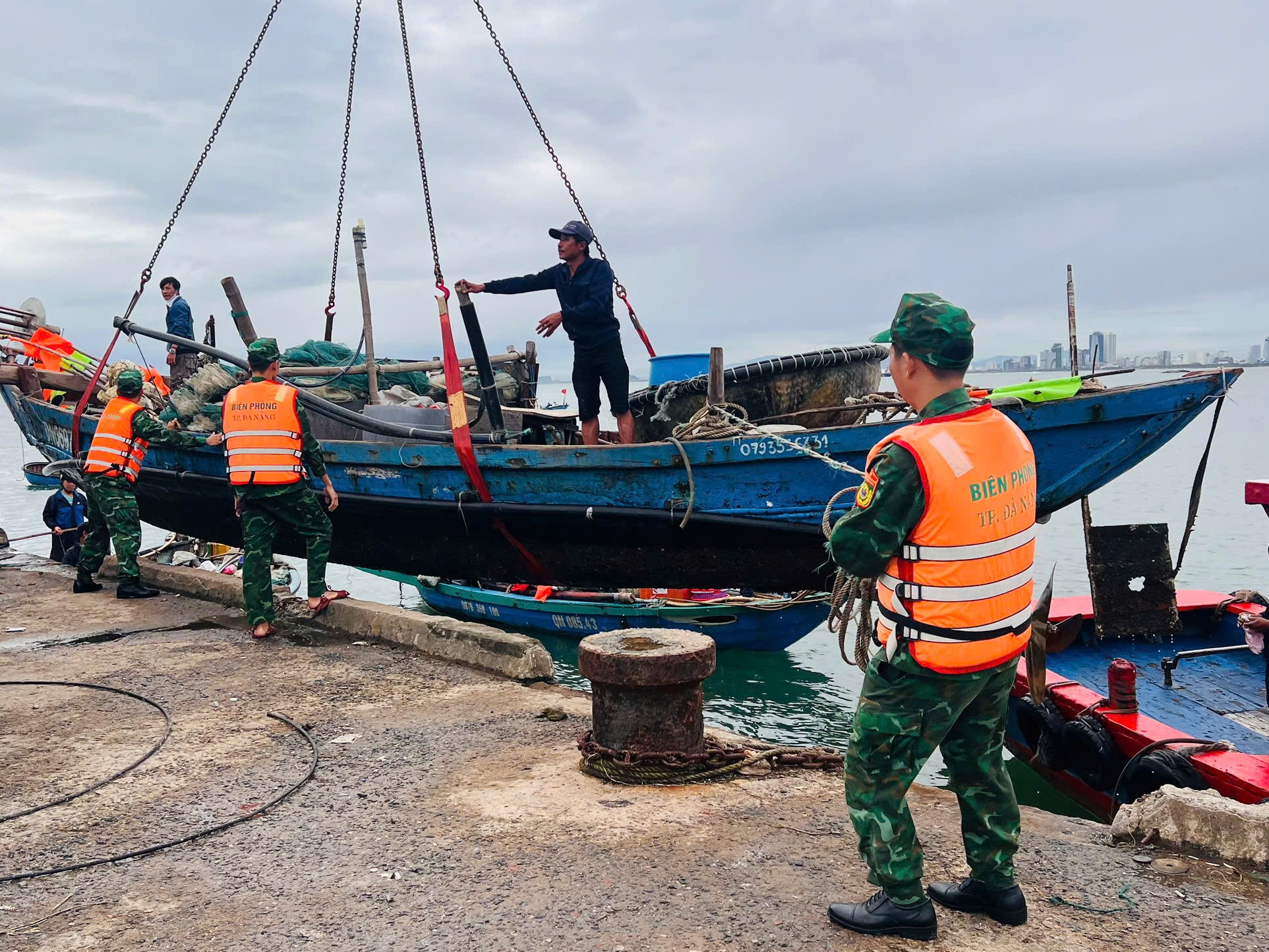 Khẩn trương di chuyển tàu thuyền đến nơi an toàn