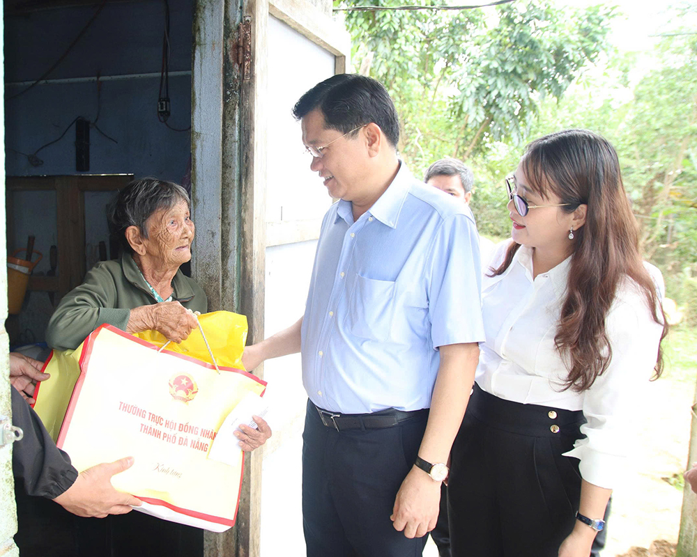 Phó Chủ tịch Thường trực HĐND thành phố Trần Phước Sơn thăm, động viên các xã bị ảnh hưởng do mưa lũ