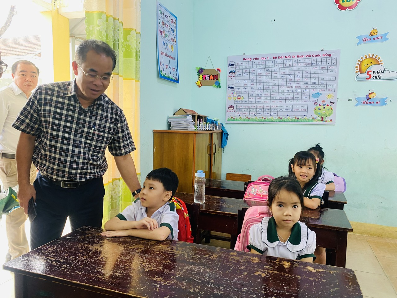 Phó Chủ tịch UBND thành phố Trần Anh Tuấn kiểm tra điều kiện dạy và học tại các địa phương phía nam