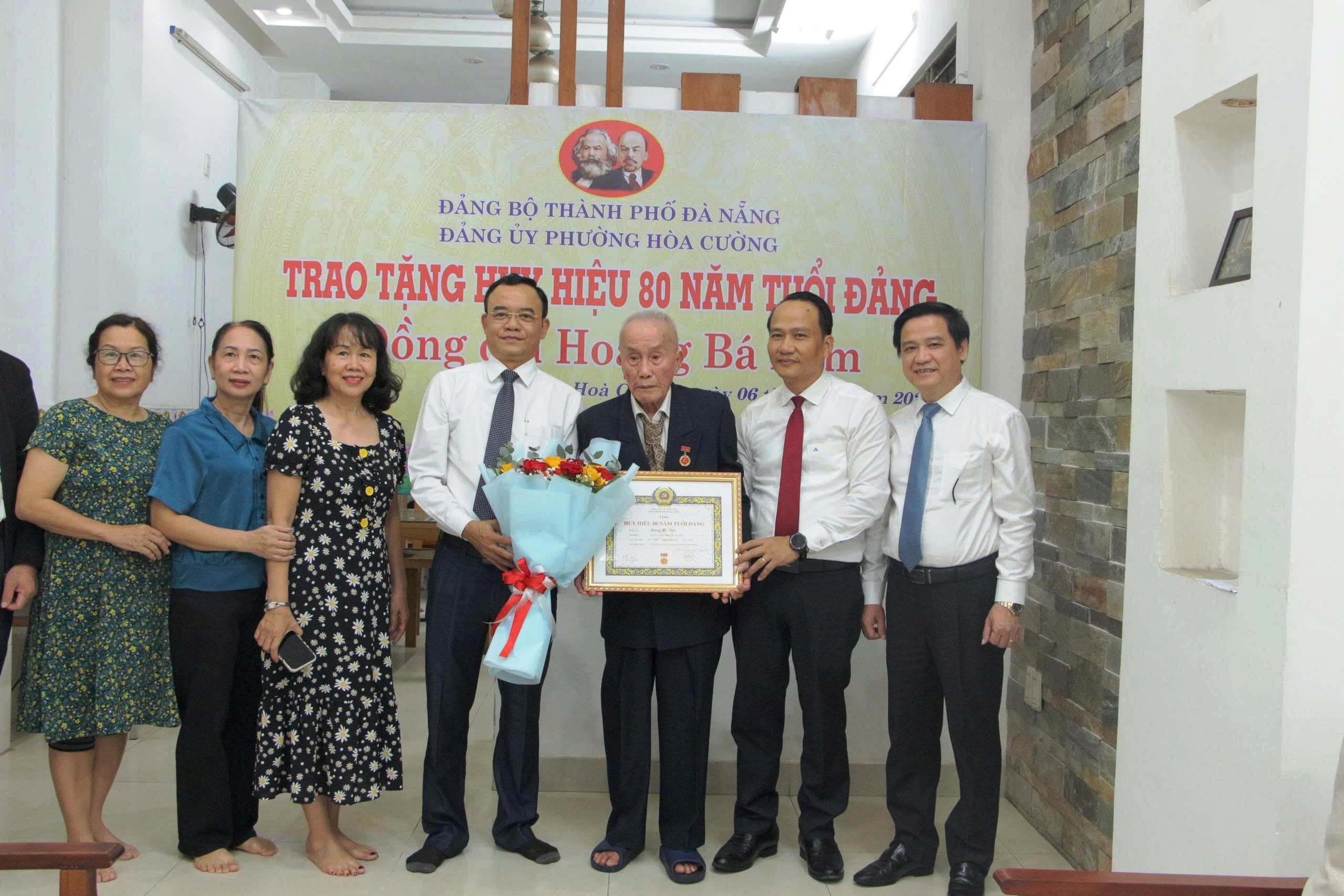 Phó Bí thư Thường trực Thành ủy Nguyễn Đình Vĩnh trao Huy hiệu 80 năm tuổi Đảng cho đảng viên Hoàng Bá Lâm